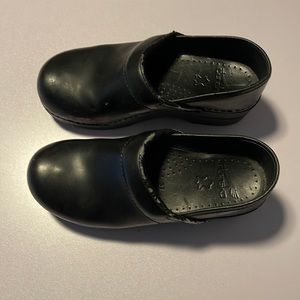 Women's Dansko Professional Black Oiled Clogs size 37